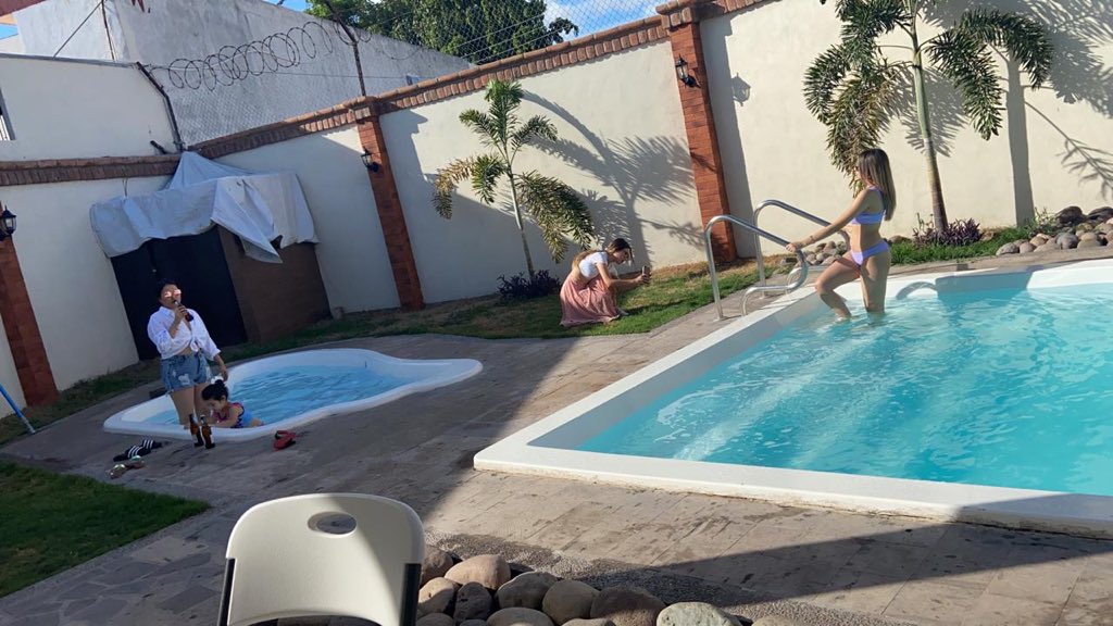 Todas merecemos estos 2 tipos de amigas:
La que se desvive para sacarte la foto perrona y la que te cuida a la bendi mientras andas en la sesión 😂🤍