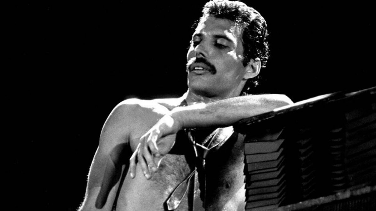 xqTTs's tweet photo. Hoy una de las mayores leyendas de la música cumpliría 74 años. Por desgracia nos quedamos sin su talento y sin su voz demasiado pronto. 

Se te echa de menos, Freddie. 

#HappyBirthdayFreddieMercury https://t.co/3ehW0TRtJk
