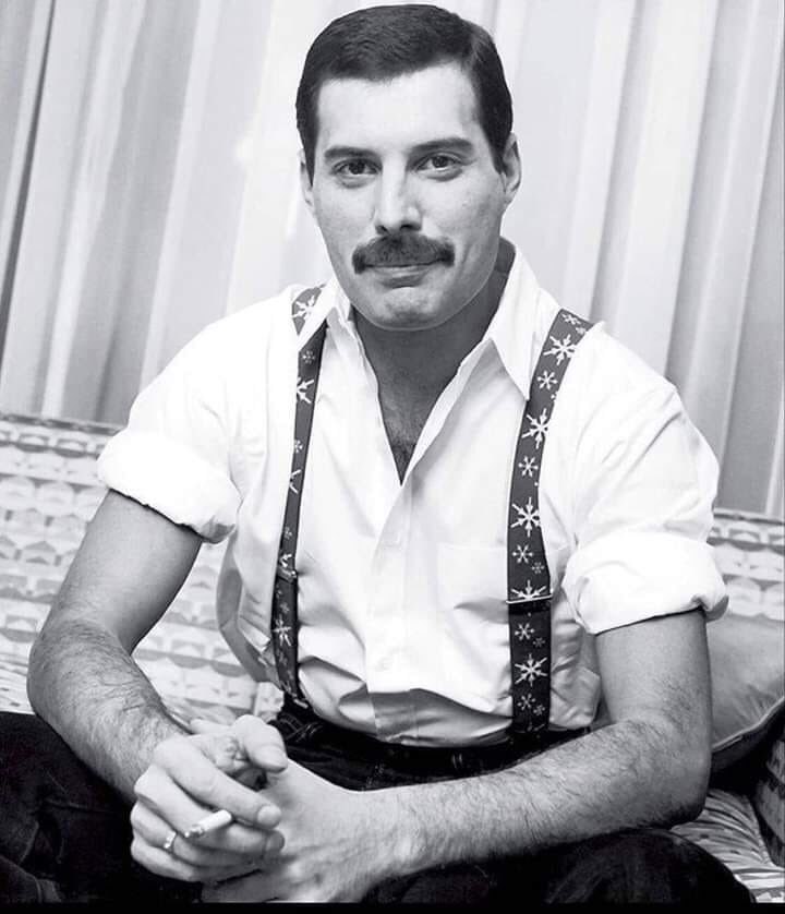 YofuiaEGB's tweet photo. Tal día como hoy, hace 74 años, nació Freddie Mercury. https://t.co/PmQKdAXfYX