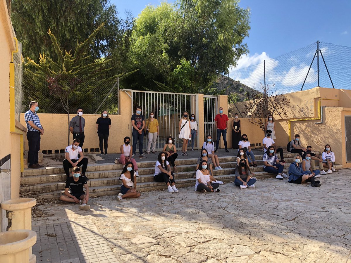 JesuitaAlicante's tweet photo. Ayer viernes 4 tuvo lugar la Jornada de Acogida para los nuevos alumnos y alumnas de ESO y Bachillerato, donde recorrieron su nuevo Colegio y pudieron conocer a varios de sus nuevos profesores. https://t.co/ZPZ5K6JsH1