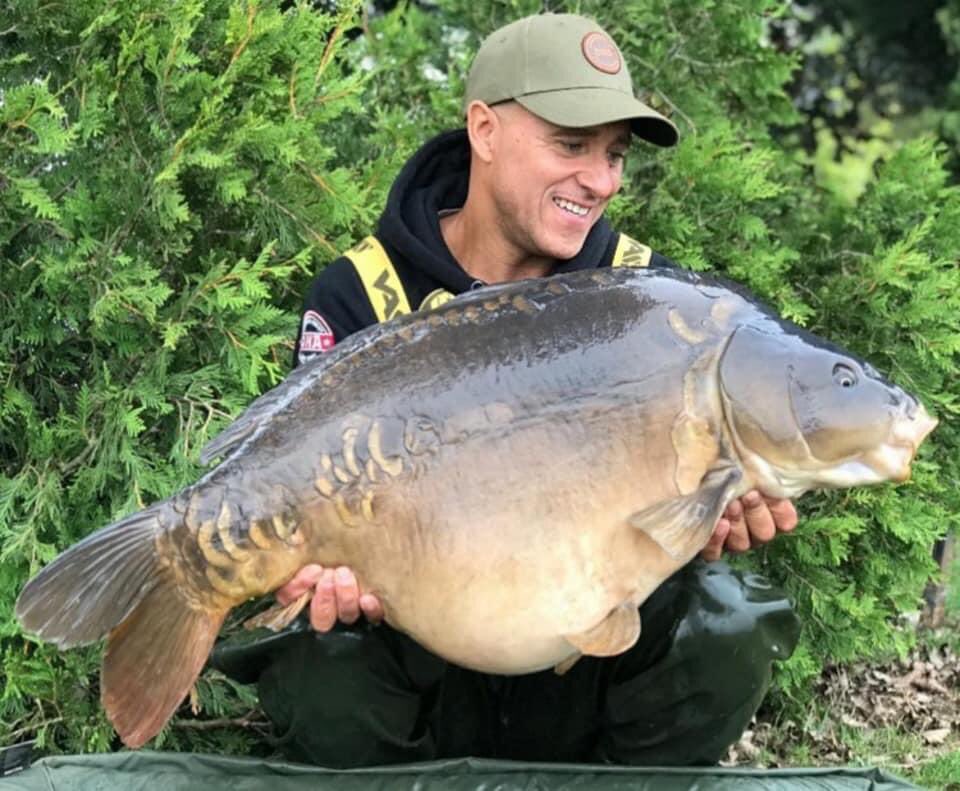 CarbonBaits's tweet photo. Happy weekend everyone..BIG NEWS here at Carbon Baits. We would like to welcome a new edition to team, Mr @NAnglingShow himself PAUL BACON..

The guy needs no introduction &amp; we are looking forward to working with Paul &amp; are sure hes going to bring alot to the table! https://t.co/OUbjusSwzH