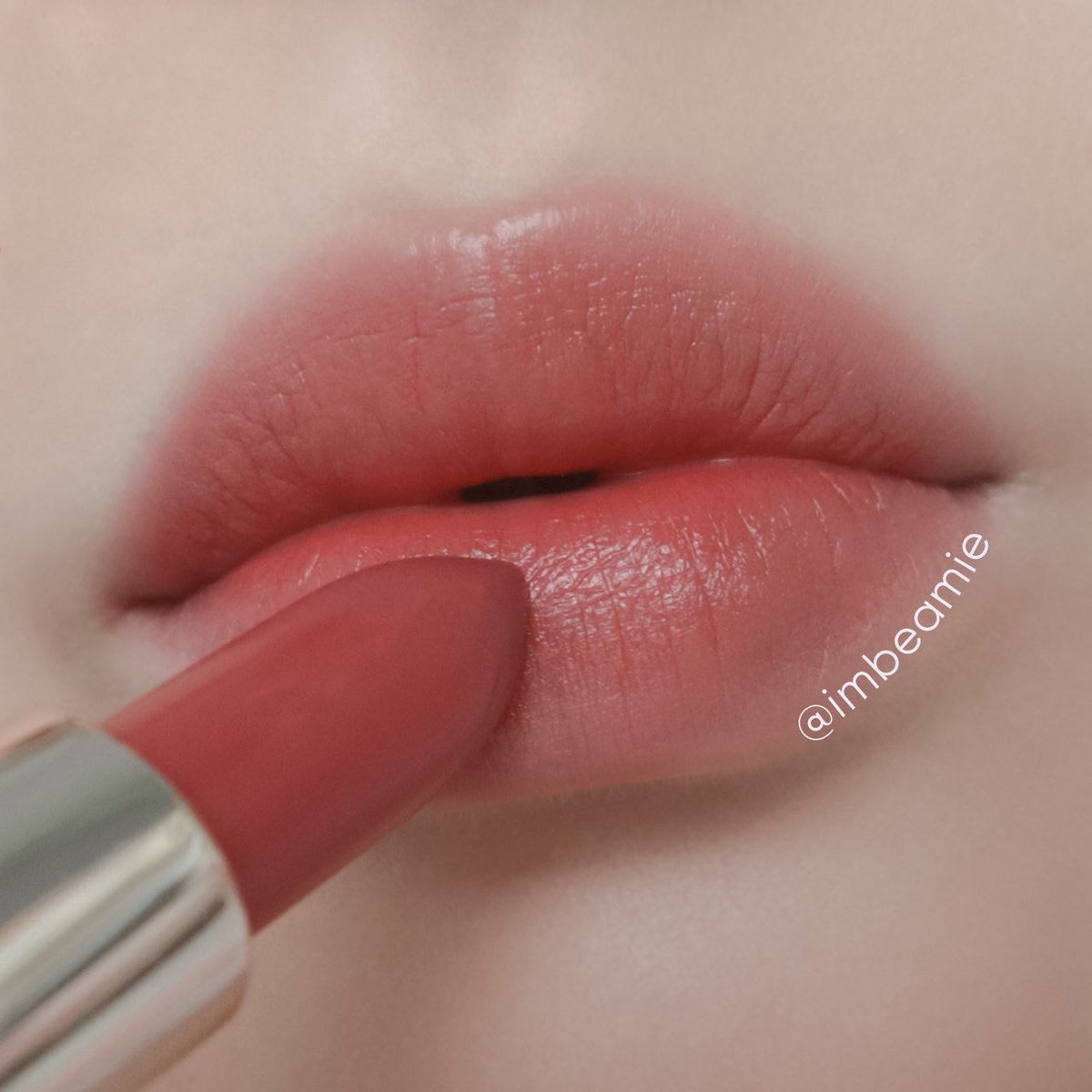 imbeamie's tweet photo. ทยอยเอาลิปที่พกติดกระเป๋ามาสวอชคับบ ประเดิมที่ Etude better lips talk รุ่นคลาสสิคที่ต้องมี บีมชอบ BE101 Dancing China นู้ดพีชที่ไม่อ่อนจนหน้าซีด! หยิบใช้ได้ทุกโอกาสเลย ปากไม่ป่วยแน่ มีความซอฟต์ใสสไตล์สาวเกา เนื้อทึบแสงกลบสีปากได้ เป็นโทนที่ทาแล้วหน้าเด็ก น่ารักมากๆๆ #สีลิปบีมมี่ https://t.co/Xo5rsHZbcB