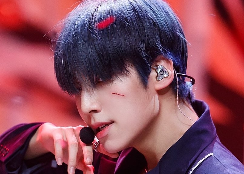 topeunsang's tweet photo. Eunsang using one of the two customized in-ears he used as an X1 member in his live performances is chef's kiss 🥰 https://t.co/eeAl5alC2P