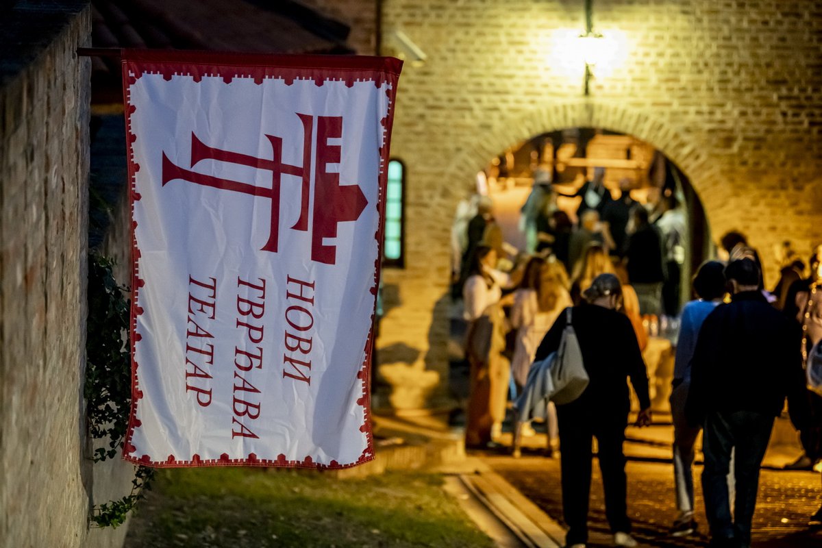 TvrdjavaTeatar's tweet photo. Sinoć je svečano otvoren 7. Novi tvrđava teatar. 👏🙂
Čast da Festival otvori ukazana je prvakinji Drame Srpskog narodnog pozorišta Gordani Đurđević-Dimić, nakon čega je usledila premijerna izvedba predstave ,,Upotreba čoveka".
Foto: Srđan Doroški https://t.co/lZNusEFdfn