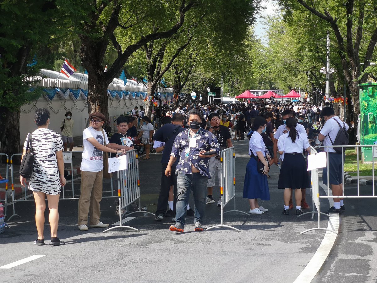 afnan_thaipbs's tweet photo. 15.00 น. เปิดจุดคัดกรอง งานชุมนุมของกลุ่มที่เรียกตัวเองว่า #นักเรียนเลว #หนูรู้หนูมันเลว หน้ากระทรวงศึกษาธิการ​ จะเห็นว่า ทุกจุด ทักกิจกรรม เป็นการจัดการของนักเรียนทั้งหมด #PPTVHD36 https://t.co/JiWjMFDiRB