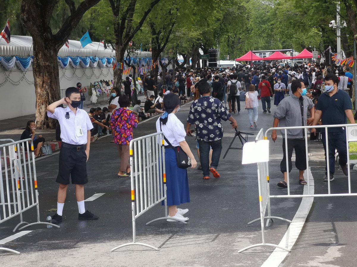 afnan_thaipbs's tweet photo. 15.00 น. เปิดจุดคัดกรอง งานชุมนุมของกลุ่มที่เรียกตัวเองว่า #นักเรียนเลว #หนูรู้หนูมันเลว หน้ากระทรวงศึกษาธิการ​ จะเห็นว่า ทุกจุด ทักกิจกรรม เป็นการจัดการของนักเรียนทั้งหมด #PPTVHD36 https://t.co/JiWjMFDiRB