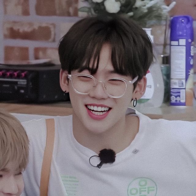 jxqwr_'s tweet photo. พี่ซอกกับแว่นอะ แกเก้ทปะ  #CHOIHYUNSUK https://t.co/279niwdDir
