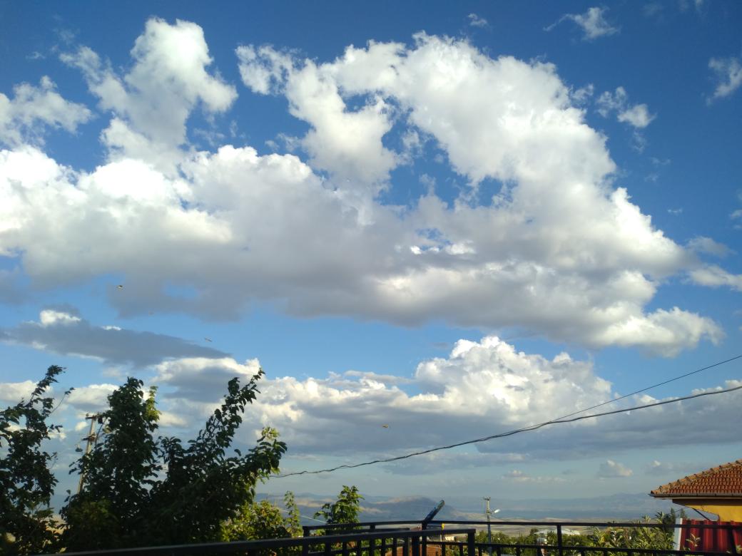 Gökyüzüne bakmayanların kalbi daha çabuk kirlenir..

Cahit Zarifoğlu