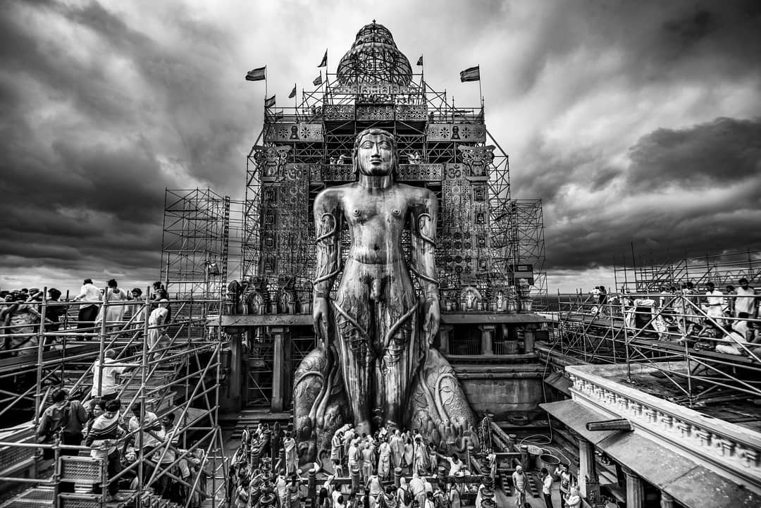 SolarisePravesh's tweet photo. ॐ ह्रीं श्रीबाहुबलिस्वामिने नम:।

Gommateshwara has curly hair ringlets and large ears

Eyes are partially open as viewing the world with detachment

His facial features are perfectly chiselled with a faint touch of a smile that embodies a calm inner peace &amp; vitality @AnkitaBnsl https://t.co/XK1tpqtjpA