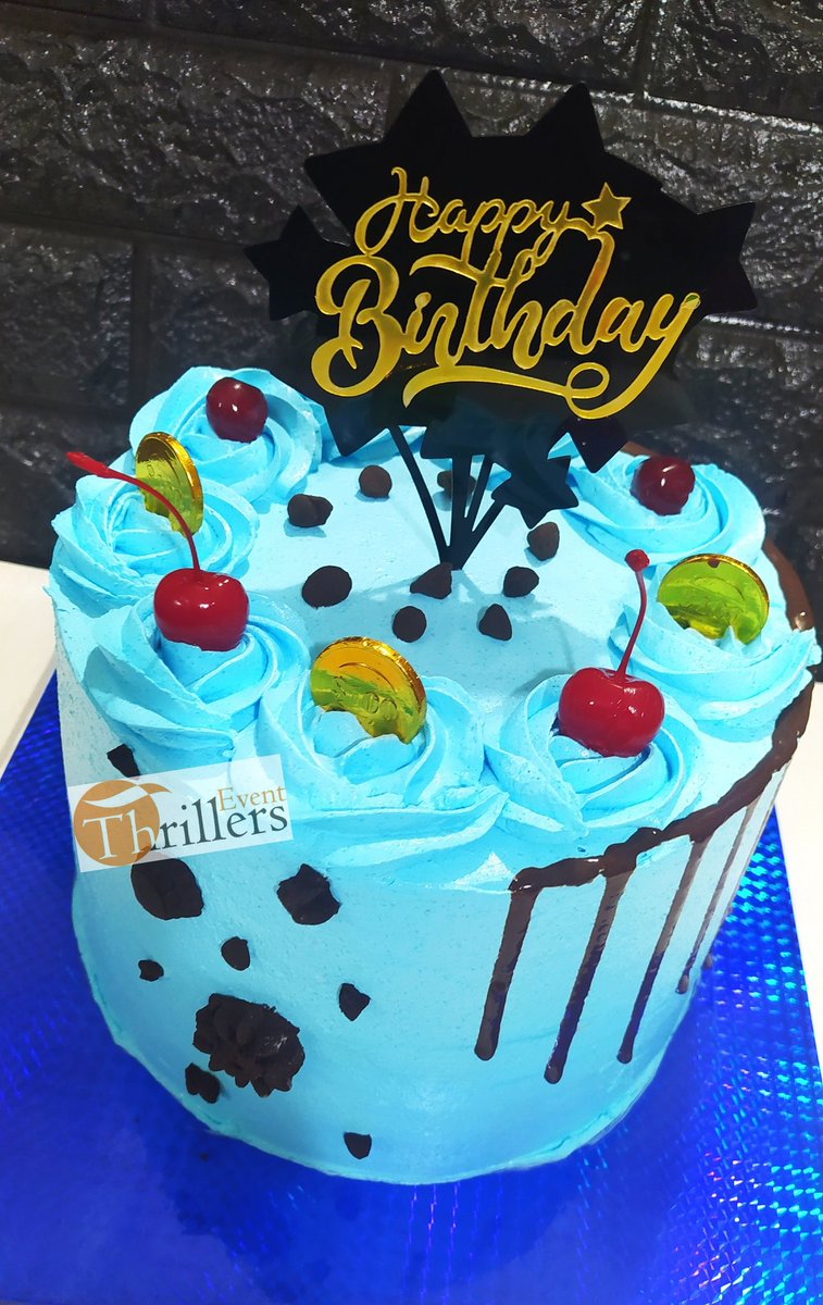 EventThrillers's tweet photo. Yummy layers of moist chocolate cake with whipped cream frosting. #chocolatecake #blueisbae #chocolatefilling #chocolatedripcake #birthdaycakes #whippedcreamcake #cherrytopping #chocolatetopping #ibadancakes #ibadanbaker #ibadanbakers #cakesofinstagram #luxurycakes #honeypod https://t.co/cKronUiXrd
