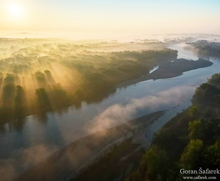 ExploreCroatia1's tweet photo. Golden mist during sunrise on beautiful Drava River
#croatia #drava #podravina #amazonofeurope https://t.co/wkBGdbMpAE