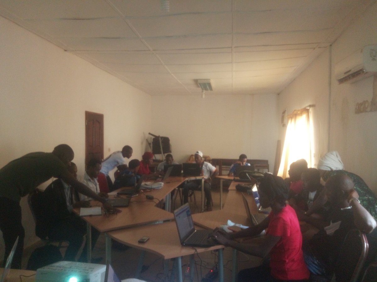 Mohamed_KABA_GN's tweet photo. séance de formation à #UGLCS sur les techniques de mapping sur @josmeditor, animé par @M_diallo_lawi .
@SeverinGeo @osmguinee @oif https://t.co/CLMGGzrbmw