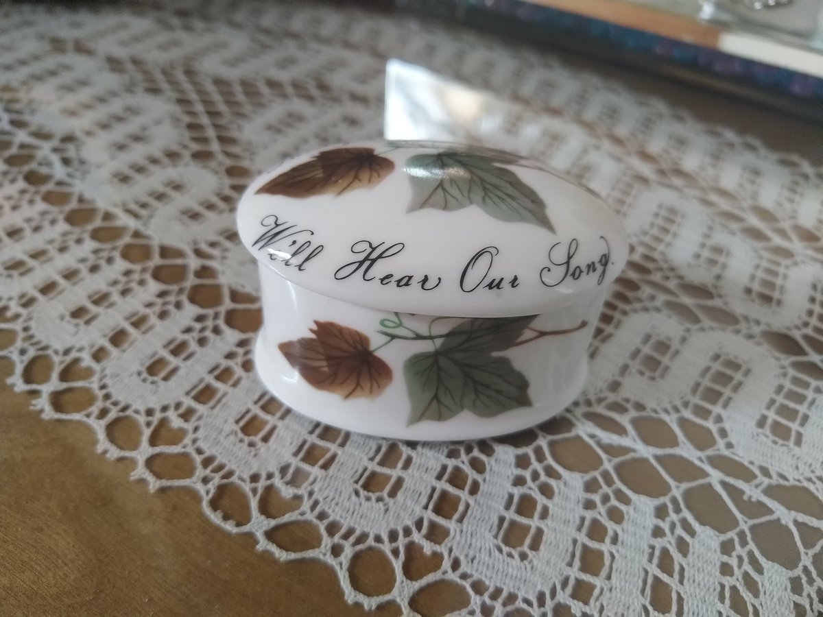 Miezebiene's tweet image. @MunchPudding Any suggestions how old this little thing could be? 🤔 Can't find something about this marking, don't think it's very old 🤷 #finechina #British #Adderley #ancient