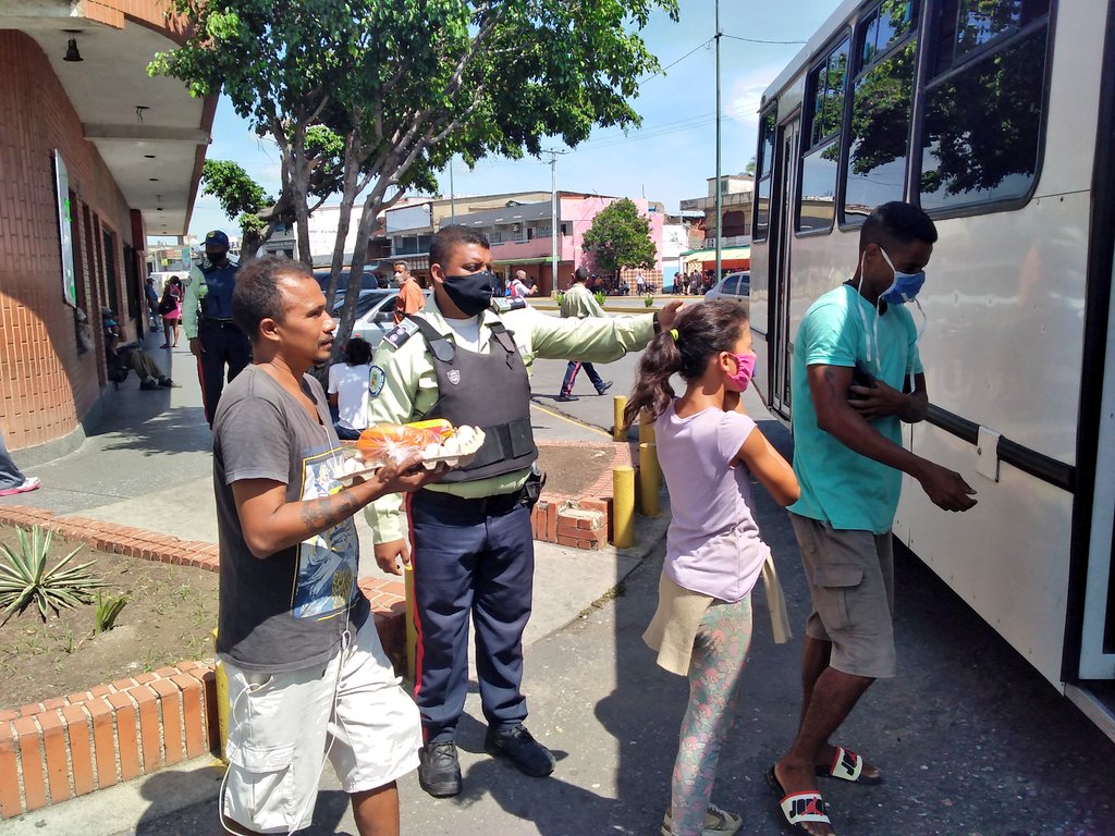 alcaldiajjm1's tweet photo. ¡Duro Contra el Covid-19! Cuerpos de Seguridad, siguiendo lineamientos de la Alc. @VillegasKarelia están en la calle haciendo cumplir a los inconsciente e irresponsables, las medidas sanitarias!
#Conciencia @rafaellacava10 @SegciudadanaGB @GNB_Pueblo 

#PatriaProductiva https://t.co/uzkiNshUwG