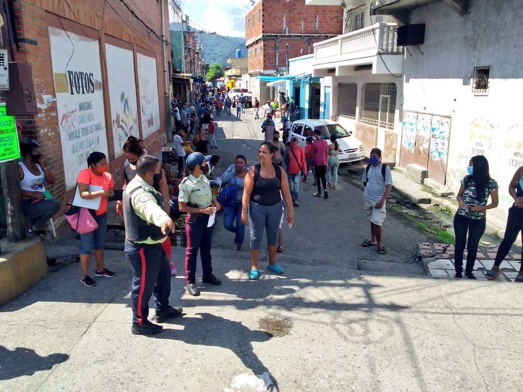alcaldiajjm1's tweet photo. ¡Duro Contra el Covid-19! Cuerpos de Seguridad, siguiendo lineamientos de la Alc. @VillegasKarelia están en la calle haciendo cumplir a los inconsciente e irresponsables, las medidas sanitarias!
#Conciencia @rafaellacava10 @SegciudadanaGB @GNB_Pueblo 

#PatriaProductiva https://t.co/uzkiNshUwG
