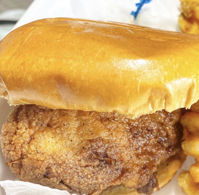lb_fish_n_chick's tweet photo. #chickensandwich #lbfishnchicken #youshouldtrysometoo https://t.co/xODNiFo5Px