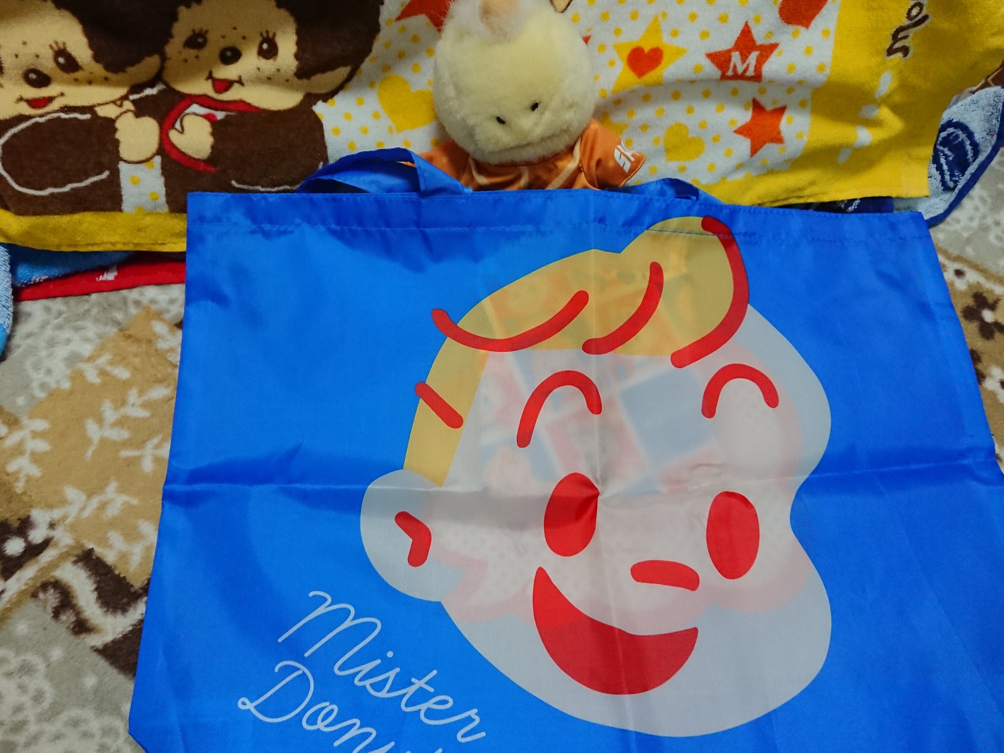 ミイチッチ ミスドのエコバッグ買えたよ 二種類あるけど 青をドーナツと購入 使い勝手良さそう 赤も気になる また買おうかな このイラスト懐かしいよね 昔 ミスドのキャラクターなってたもんね T Co Sogrzyvmwy Twitter
