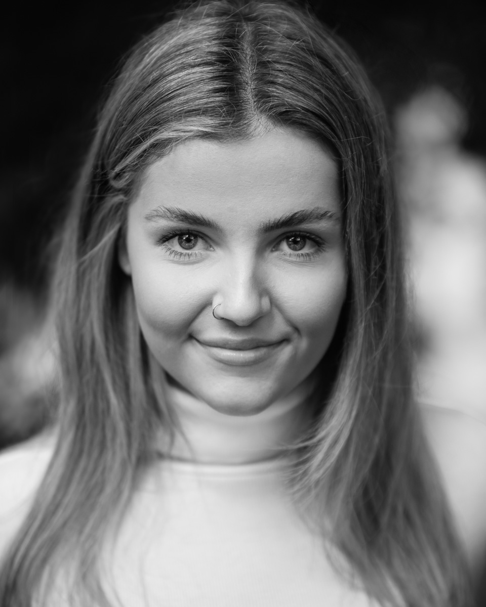 SCP_Headshots's tweet photo. what a trouper @abwilson29 is! The heavens opened, but she was determined to go on with her session regardless.

So we headed to a sheltered area under the trees.

#actorheadshots #headshots #headshotphotographer #yorkshireheadshots #yorkshireactors #actorslife #leedsactors https://t.co/qP36avMqx9