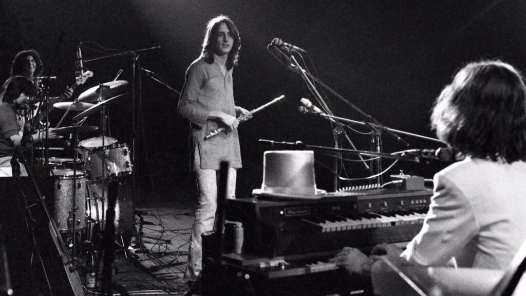 winnietheP0's tweet photo. Hoy se cumplen 45 años del Adios Sui Generis, uno de los mejores recitales que nos ha dejado el rock nacional. 

Un recital que marcó la despedida de una era, y la bienvenida de otra oscura de represion y censura. https://t.co/8PHz0SFBqO