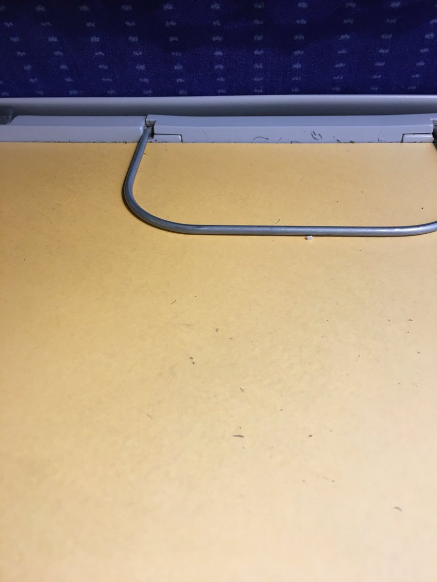 Merci à la sncf pour le « nettoyage renforcé » des trains. Les tablettes ne sont pas concernées 🥵