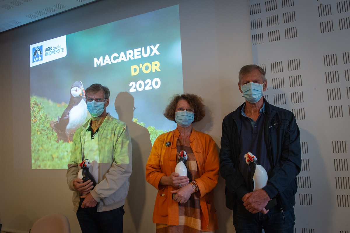 LPOFrance's tweet photo. 👏 Félicitations aux 3 lauréats 2020 des Macareux d'Or #AGLPO :
Catherine Le Troquier, Maire de Valaire (41), pour sa lutte contre les massacres de blaireaux 🦡
Pierrick et Loïc Marion pour leurs actions en faveur de la biodiversité, notamment sur la RNN du lac de Grand-Lieu (44) https://t.co/VZX3bGIxFk