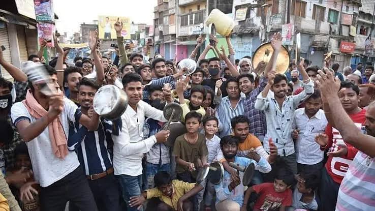MUNESH8237's tweet photo. #5Baje5Minutes How’s the Josh?
Fight for your future.
We want to unite for our common reasons.
Raise your voice against adverse government decisions… !!
Jai Hind ✊✊
#5बजे5मिनिट
#RRBExamDates 
@RailMinIndia
@PMOIndia
@HansrajMeena
 RT if you agree https://t.co/QdXwVoy5QE