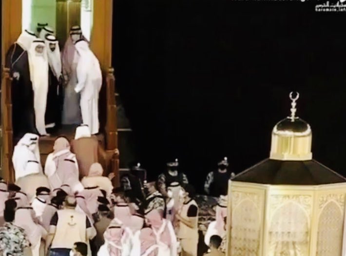 orkedia2020's tweet photo. خالي الشيخ سادن الكعبة  الله يحفظهم في مراسم غسيل الكعبة المشرفة للعام ١٤٤٢هجري. https://t.co/xvoy50m5rf