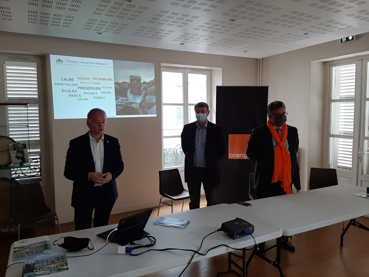 Brulon95's tweet photo. Remise du Trophée du Club des Villes Fibrées @OrangeIDF par Monsieur @JeanlucGirod à Monsieur @IBMThierryBRUN, Maire de @VilledeMargency, lors de l'accueil des nouveaux arrivants de @VilledeMargency  fibrée à 90% par @OrangeIDF . Merci aux équipes réseaux @orange ! https://t.co/Hj82PIuPsm