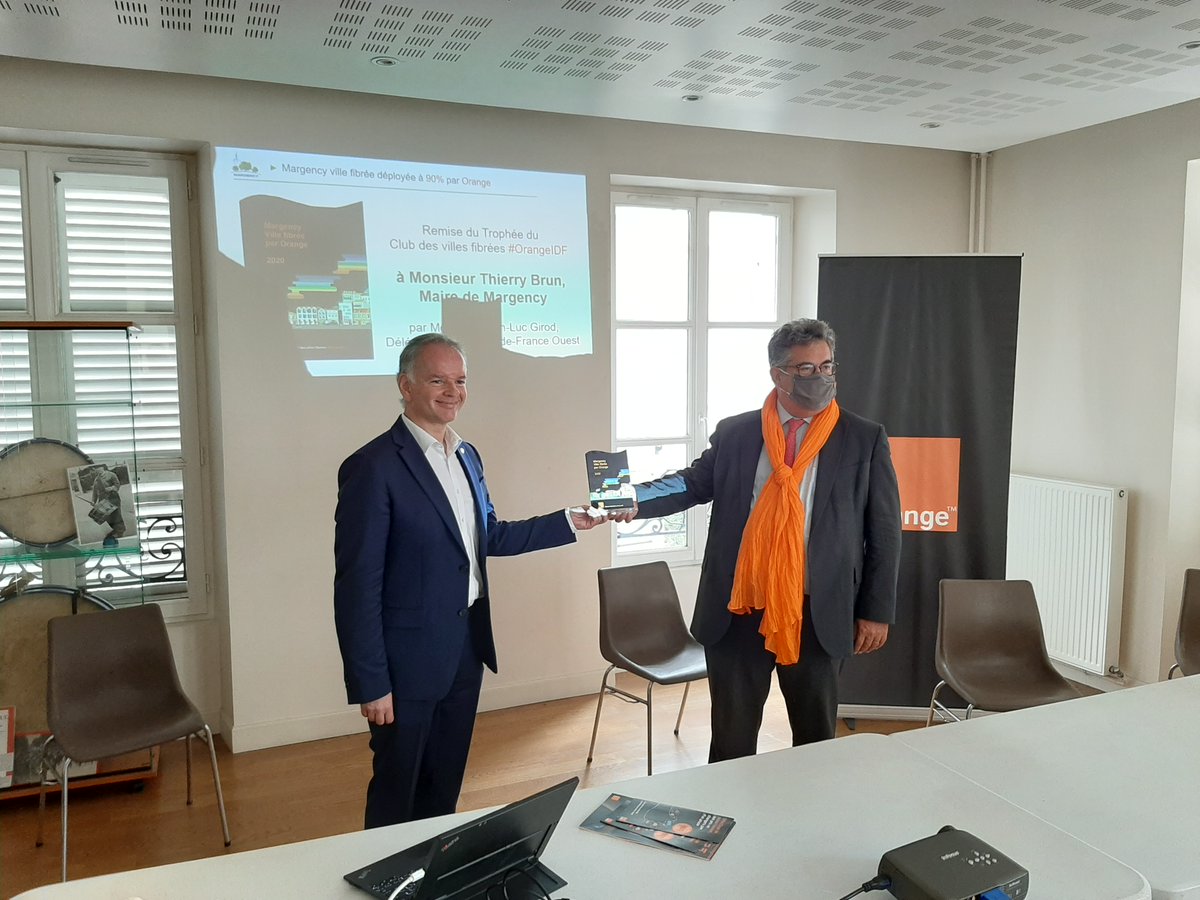 BRULON Emmanuel (@brulon95) on Twitter photo Remise du Trophée du Club des Villes Fibrées <a href="/OrangeIDF/">Orange Île-de-France</a> par Monsieur <a href="/JeanlucGirod/">Jean-luc Girod 🟧</a> à Monsieur <a href="/IBMThierryBRUN/">ThierryBRUN</a>, Maire de <a href="/VilledeMargency/">Ville de Margency</a>, lors de l'accueil des nouveaux arrivants de <a href="/VilledeMargency/">Ville de Margency</a> fibrée à 90% par <a href="/OrangeIDF/">Orange Île-de-France</a> . Merci aux équipes réseaux <a href="/orange/">Orange</a> ! Remise du Trophée du Club des Villes Fibrées <a href="/OrangeIDF/">Orange Île-de-France</a> par Monsieur <a href="/JeanlucGirod/">Jean-luc Girod 🟧</a> à Monsieur <a href="/IBMThierryBRUN/">ThierryBRUN</a>, Maire de <a href="/VilledeMargency/">Ville de Margency</a>, lors de l'accueil des nouveaux arrivants de <a href="/VilledeMargency/">Ville de Margency</a> fibrée à 90% par <a href="/OrangeIDF/">Orange Île-de-France</a> . Merci aux équipes réseaux <a href="/orange/">Orange</a> !
