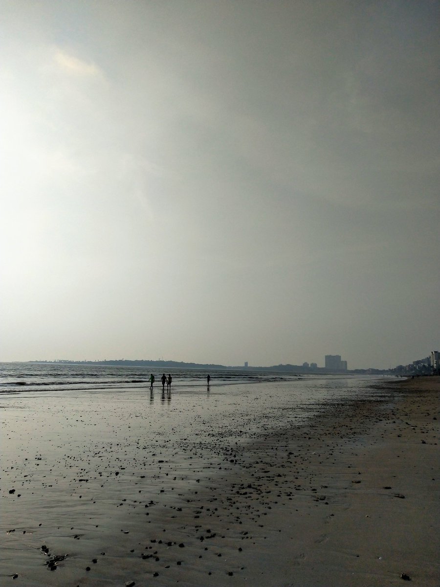 NarayanPrachi's tweet image. Finally a run on the #beach &amp;amp; finally somw fresh air. Loved it! 
#COVIDー19 #VersovaBeach