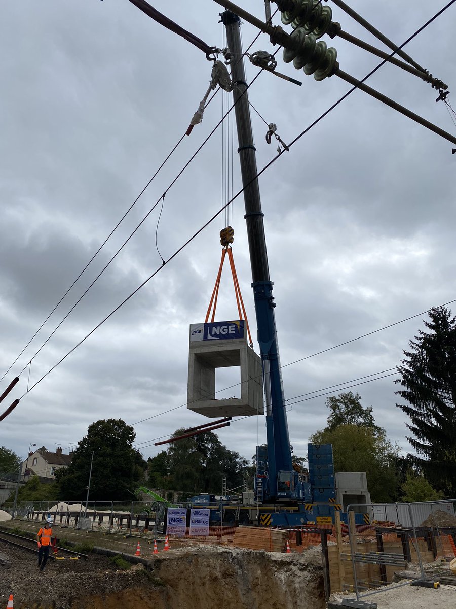 SncfFrederic's tweet photo. Pose des éléments du PASO à #Briare @SNCFReseau 👍🏻💪🏻 https://t.co/D0WFje9bNr