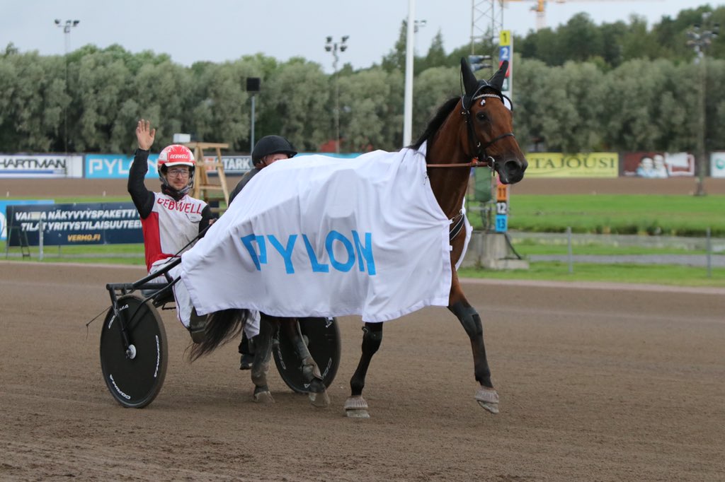 raviurheilu's tweet photo. Käpylä Grand Prix oli Better Bossin hallintaa✨Iikka Nurmosen ohjastama sekä valmentama ruuna  juoksi 2640m tasoitusajon SE-aikaan 13,6🔥Jenni Tuokko hoitaa, RAVIntalli Tmi on kasvattaja ja Team Unlimited omistaja🤩 #ravit @VermoAreena https://t.co/kXc6QLOtC6