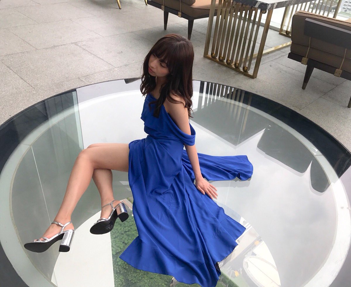 ndYozakura's tweet photo. 先輩の新内さんとドレス。お気に入りのやつらしく｢わたし青が一番映えるんだよね」と自信ありげ、そうですかねなんて髪を撫でながら適当に受け流すと｢彼氏くんもそう思わない？」僕に直接的な質問。どの色でも綺麗ですよと言いつつ心でまたその質問かと幸せため息を漏らす結婚生活とか https://t.co/sZwuG91r4S
