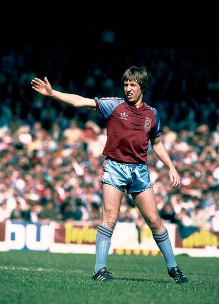 robertmdaws's tweet photo. #GeoffPike He played for the @WestHam  for 12 yrs, gaining an FA Cup winners medal in 1980, a League Cup runners-up medal 1981 and promo back to the top tier, after finishing as Div2 champs in 1980–81.[6] He amassed 372 appearances and 41 goals for #WHU in all competitions https://t.co/fJ1iQJYxNX