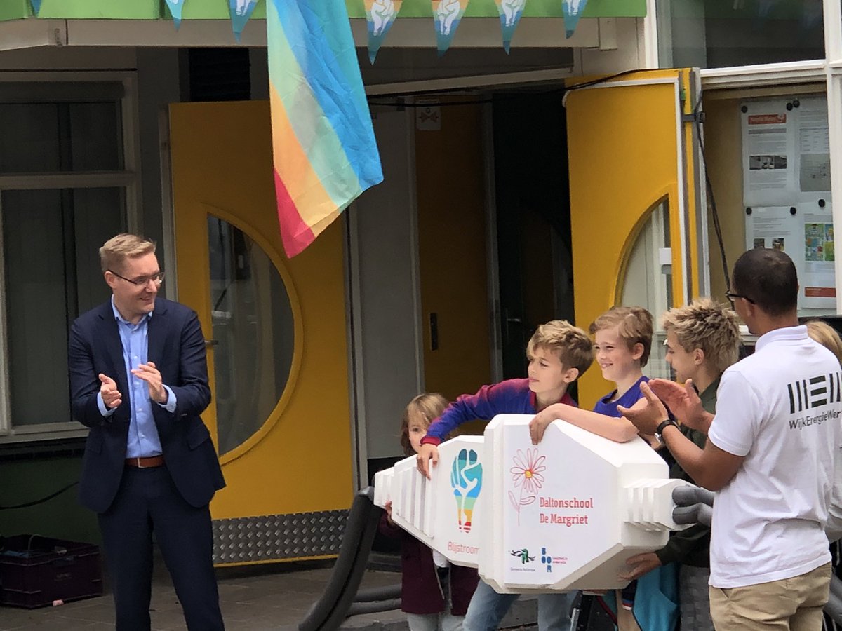 Weer een mooie zonnige Rotterdamse stap voor #Blijstroom en partners. Het volgende zonnedak op basisschool de Margriet in Blijdorp wekt duurzame stroom voor wijkbewoners op!