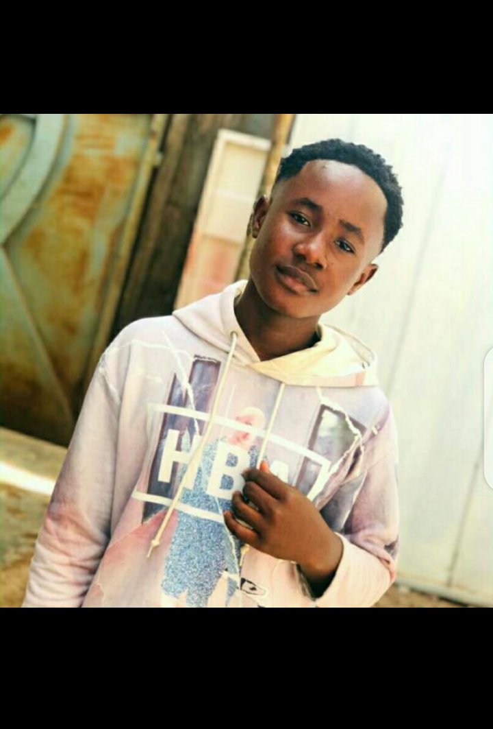 SyphilynBraind3's tweet photo. Watch out for this Braindom newly young dancehall artist. Stage name is Danny Fuse Braindom. @_BenBrainy @BaakoKetoa @DaUglyBoi1 @starrrrdom https://t.co/WoeXj7G8iw
