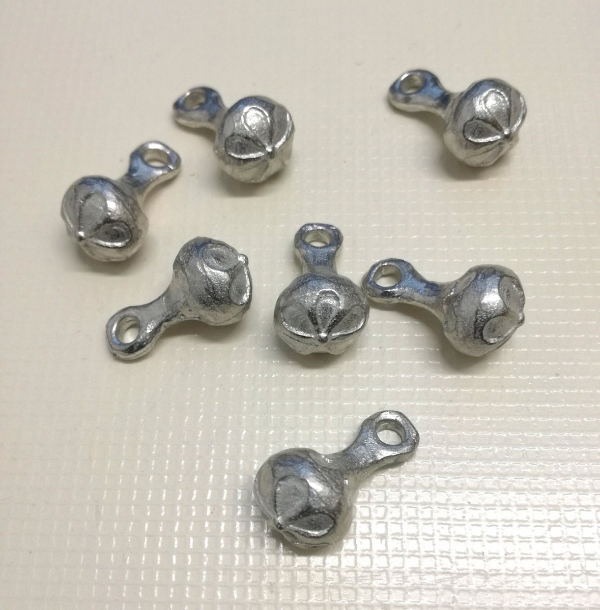 LuaMedia's tweet image. Quiero compartir lo último que he añadido a mi tienda de #etsy: Pack de 25 botones de peltre. Reproducción de botones históricos a partir de originales de un anticuario. etsy.me/3k1hpGb #luamedia #pewterbutton #botonhistorico #botonsigloxvii #historicalbutton