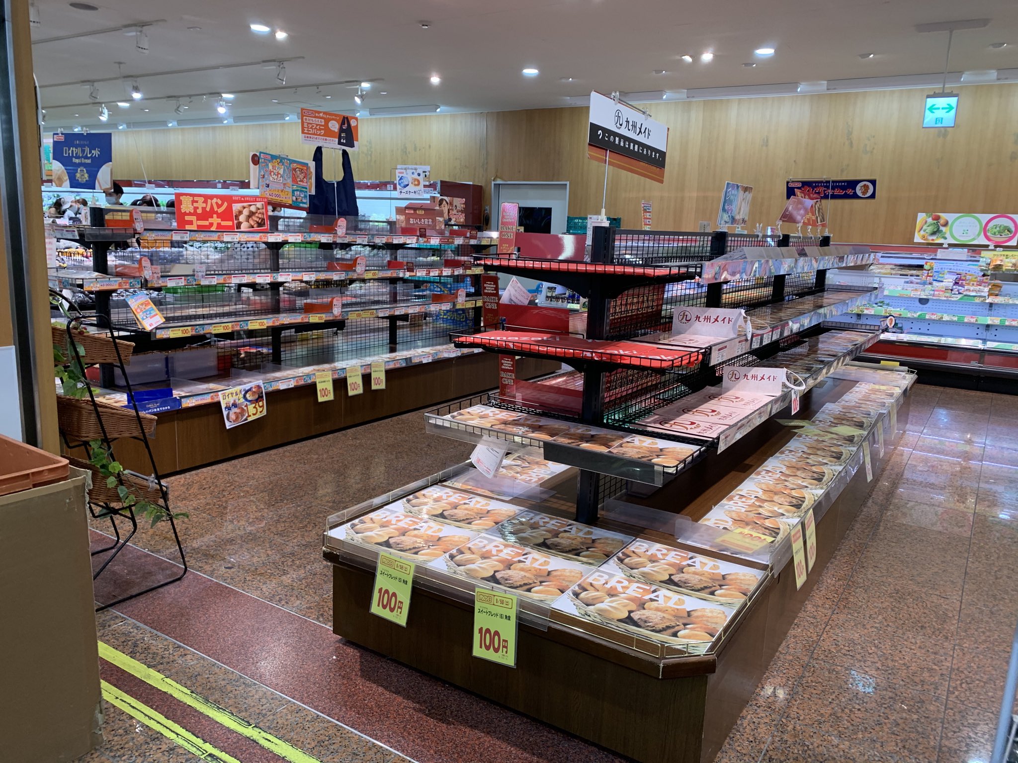 Mickeypapa 37b 笑うしかない ここは福岡市のスーパーパン売り場 菓子パンも調理パンも一つも残ってない お弁当とか惣菜はまだあるのに パンだけ空っぽ 台風の影響か マスコミが脅かすから T Co 9k98ebauxc Twitter