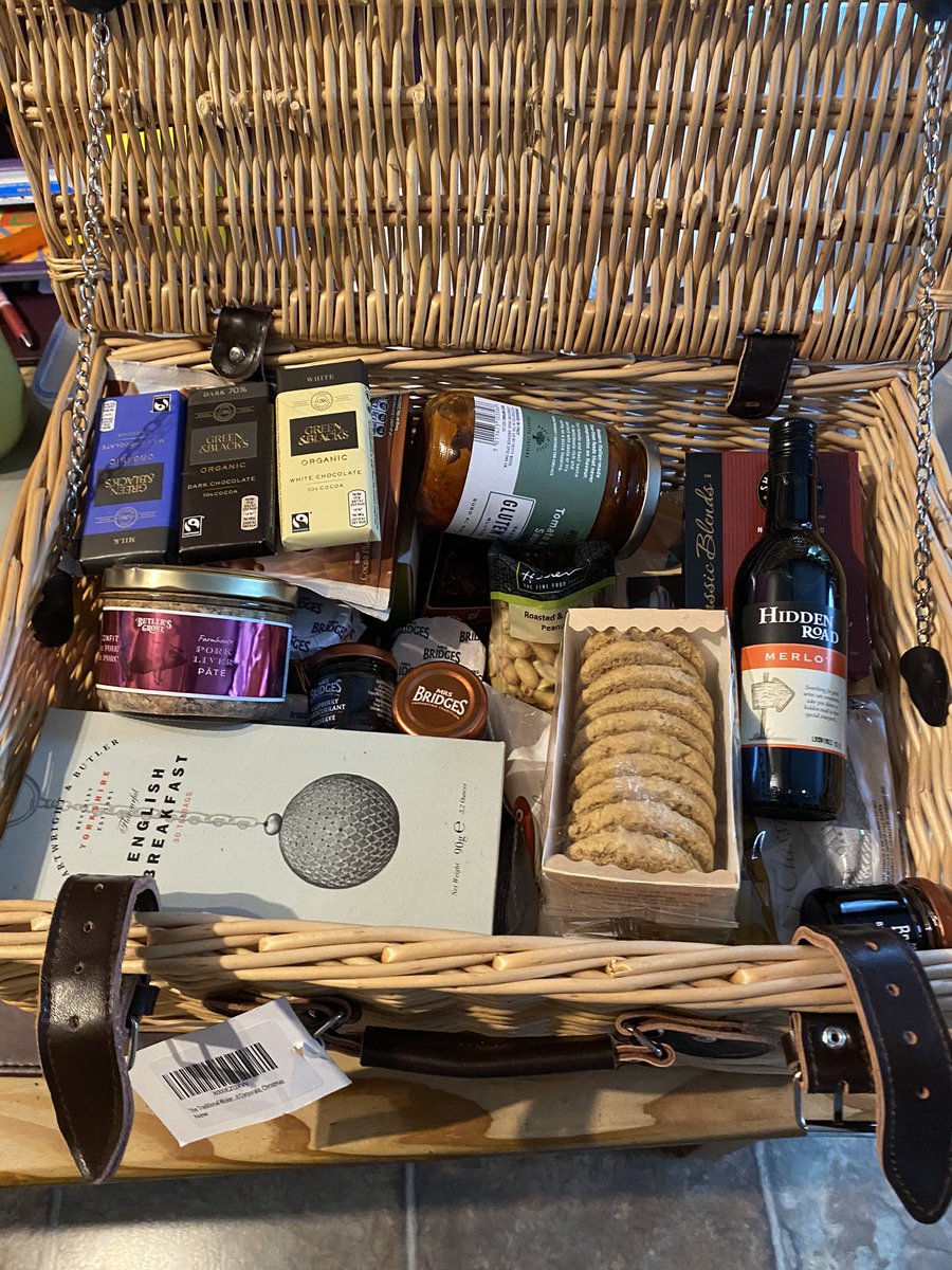lmjohnson25's tweet photo. Received this luxury hamper and it totally made my day. Thanks @CompTIA_EMEA, such a thoughtful and generous thing to do #CompTIAPerks ๐ https://t.co/hKFUnDQwC5