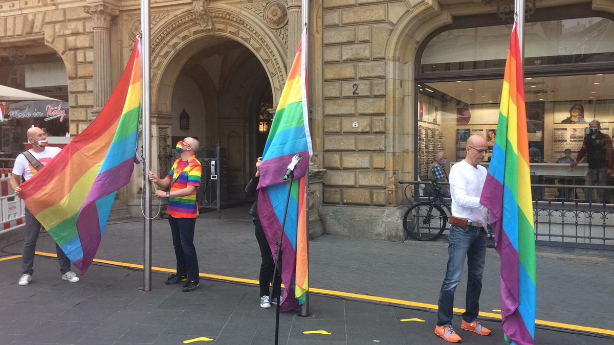 TVHalle's tweet photo. Mit dem Hissen von Regenbogenflaggen am Stadthaus hat am Samstag auf dem Marktplatz die Themenwoche „Pride Week 2020“ zum diesjährigen Christopher Street Day begonnen. 🌈 Auch Halles OB Bernd Wiegand beteiligte sich an der Auftakt-Aktion. #halle #prideweek #csd #hallesaale https://t.co/nZAAgkLMMl