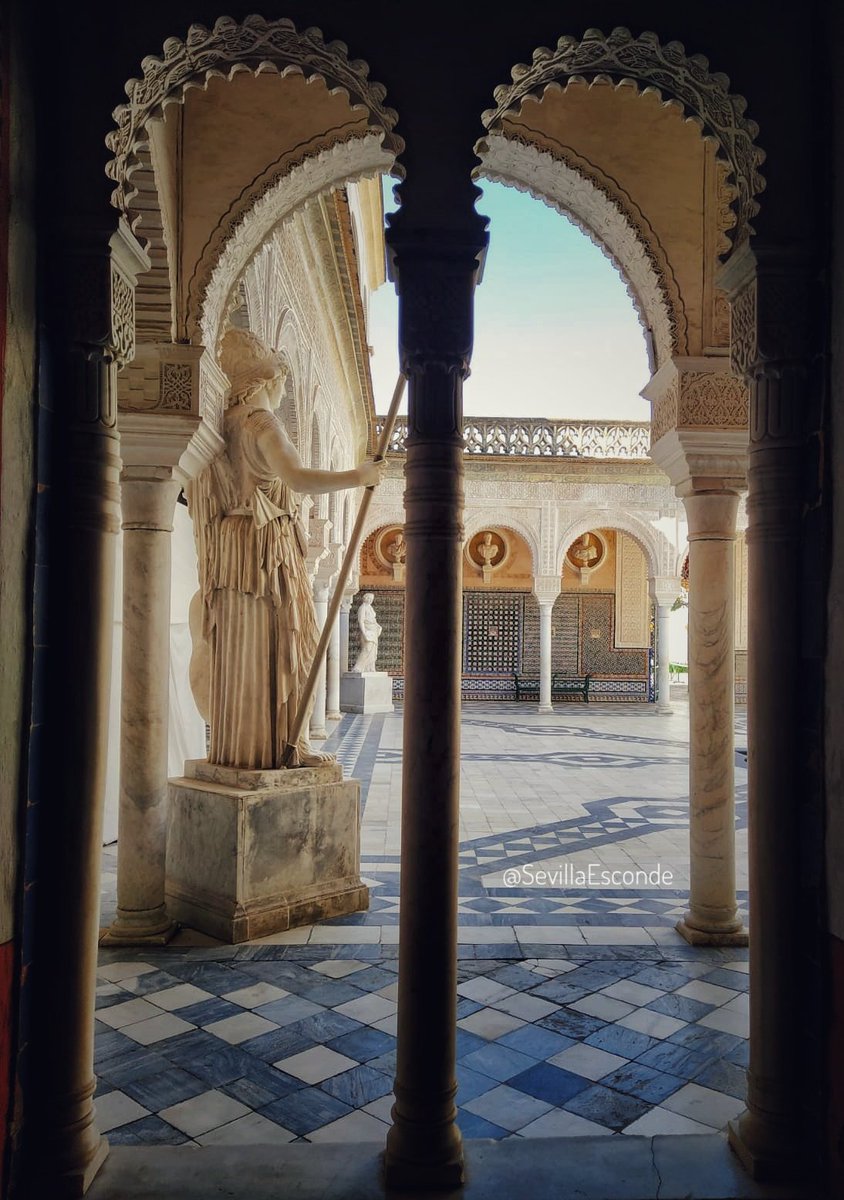 SevillaEsconde's tweet photo. La Casa de Pilatos es una combinación de los estilos renacentista italiano y el mudéjar español. La construcción del palacio se inició en 1483, por iniciativa y deseo de Pedro Enríquez de Quiñones y su segunda esposa Catalina de Ribera. #SevillaHoy #Sevilla #Andalucia ♥️♥️ https://t.co/B98SdImJ7l