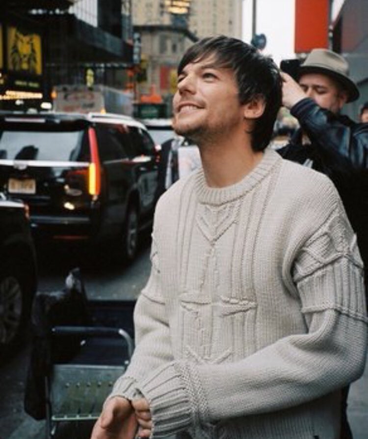 A thread of Louis Tomlinson pictures cause I miss him and I’m in a Louis mood today