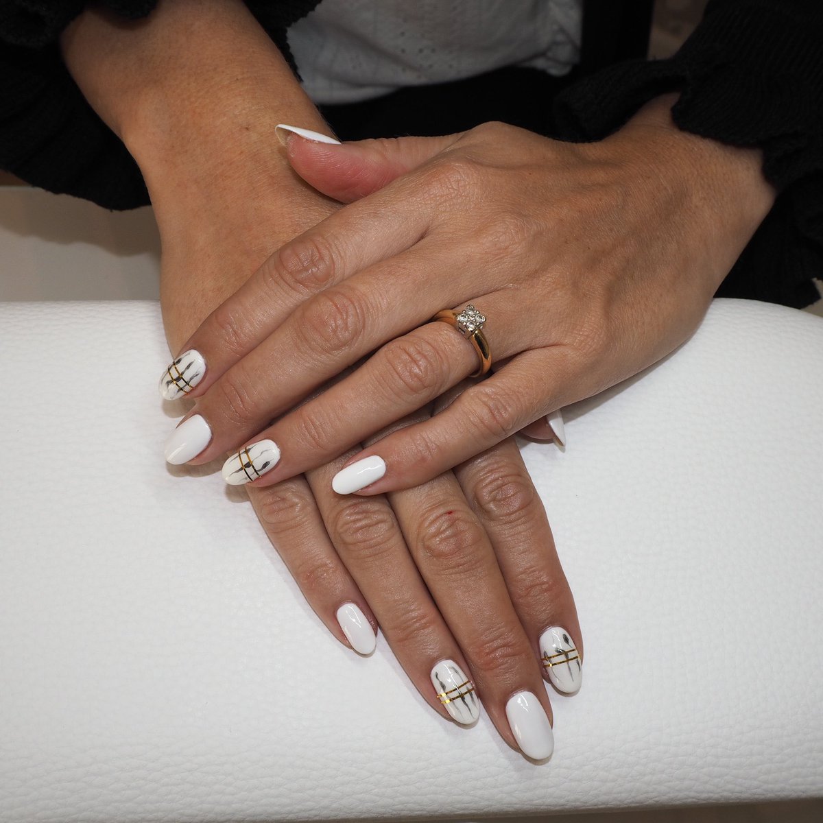 ohsogorgeous_o's tweet photo. Ultra glam holiday nails 🌟 #bling #Evogel #nails #nailshuddersfield #huddersfield #biosculpturegel https://t.co/TaWIbtkhnE