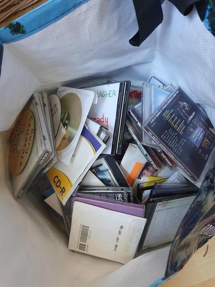 dYnabad's tweet photo. Qui veut du bootleg et du gravé ? #2000sTeens https://t.co/dosTQklKq7