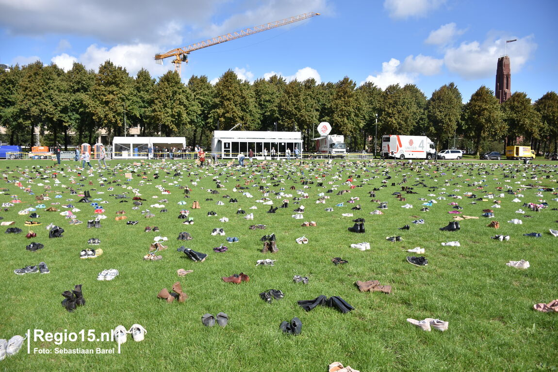 regio15's tweet photo. Heleboel lege schoenen op het #Malieveld, als statement van het zorgpersoneel, dat meer dan alleen applaus wil. #verlagingwerkdruk #loonsverhoging. Dit onder de noemer 'Wij kunnen niet gaan, maar onze schoenen wel'. https://t.co/ugJLTMGTvR