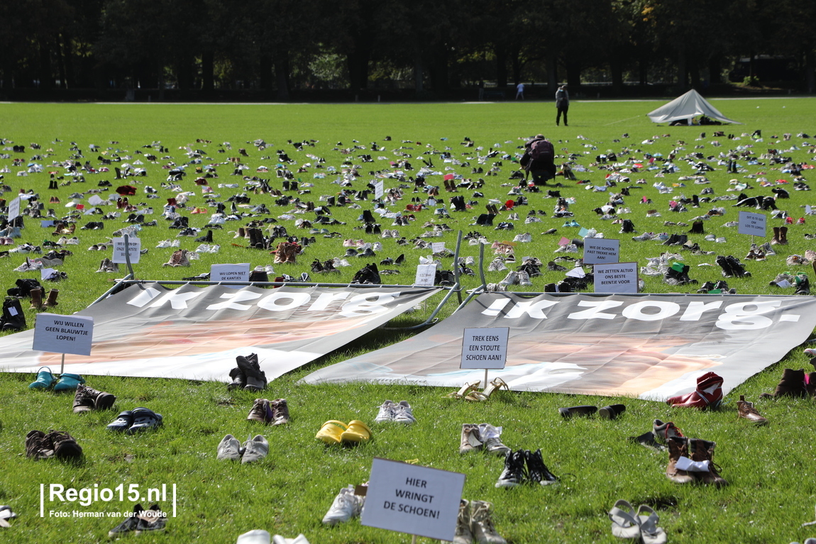 regio15's tweet photo. Heleboel lege schoenen op het #Malieveld, als statement van het zorgpersoneel, dat meer dan alleen applaus wil. #verlagingwerkdruk #loonsverhoging. Dit onder de noemer 'Wij kunnen niet gaan, maar onze schoenen wel'. https://t.co/ugJLTMGTvR