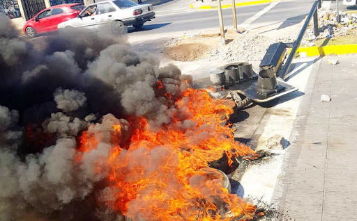 cronicaregion4l's tweet photo. Gobierno reparó más del 85% de los semáforos destrozados por los delincuentes del apruebo en Santiago: más de 5 mil millones salió la gracia que perfectamente podría haber ido en beneficio de la gente. https://t.co/uttBMvfRN6 https://t.co/vBcJcZUstw