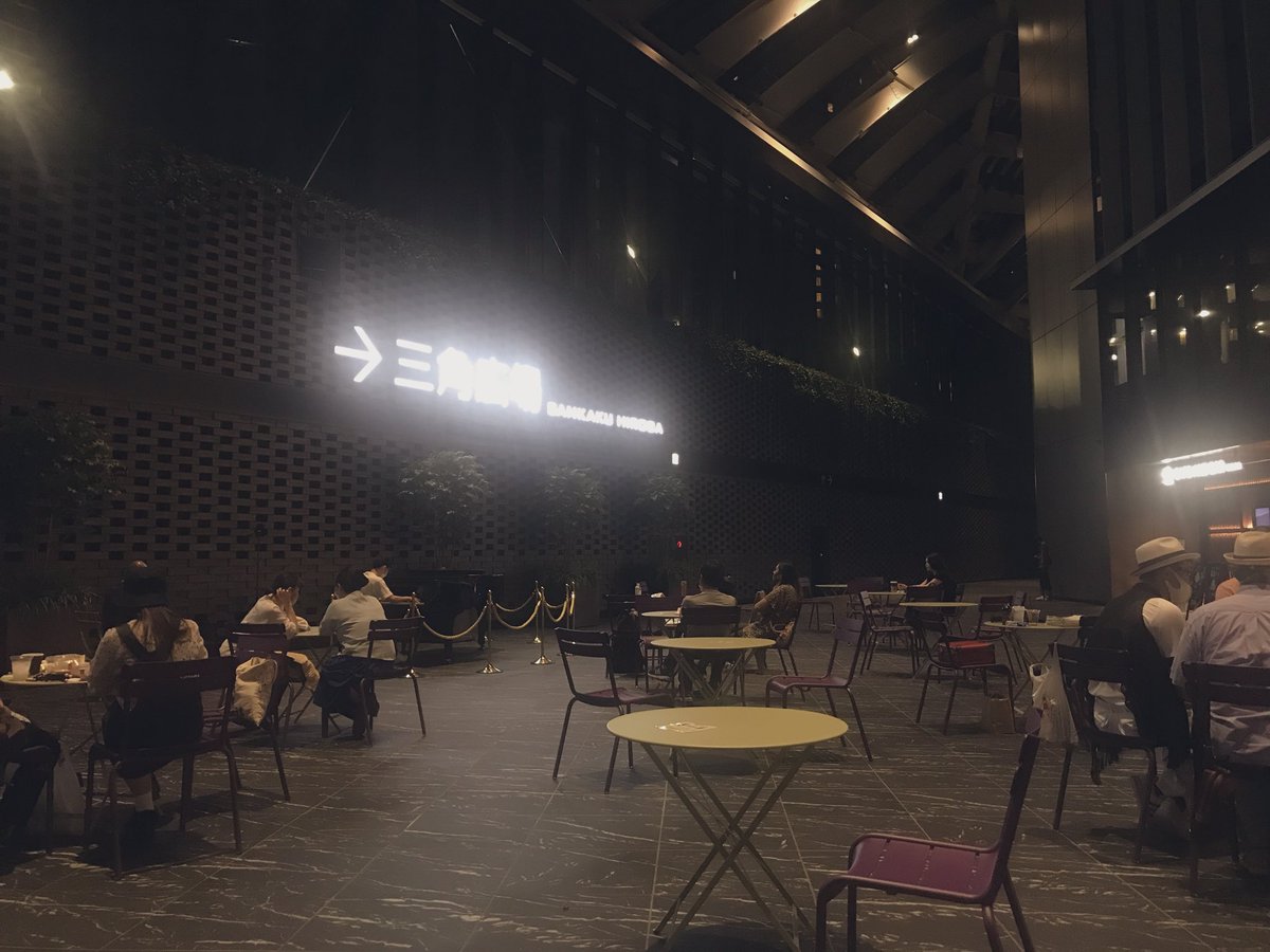 Bestmusic در توییتر 新宿住友ビルの三角広場でストリートピアノ の演奏やってました 不定期イベントとのこと レストラン が隣にあり食事しながらピアノ演奏を聴けるナイススポットなのでオススメです ｏ 新宿住友ビル 三角広場 ピアノ演奏 ストリートピアノ