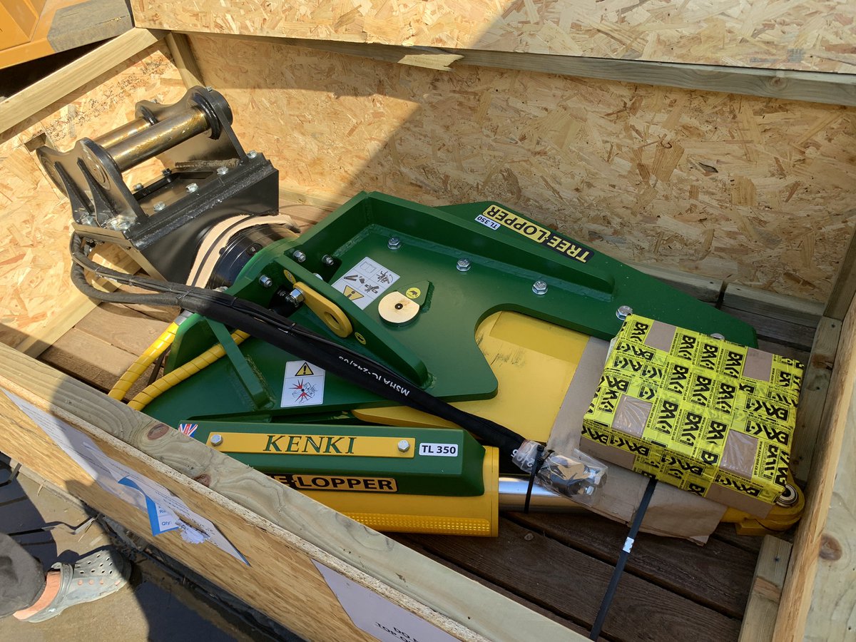 HasanthaSumith's tweet photo. 社長が買ってきたシリーズ　その3
続々到着しています

#建機ワールド https://t.co/chI9OVOC67