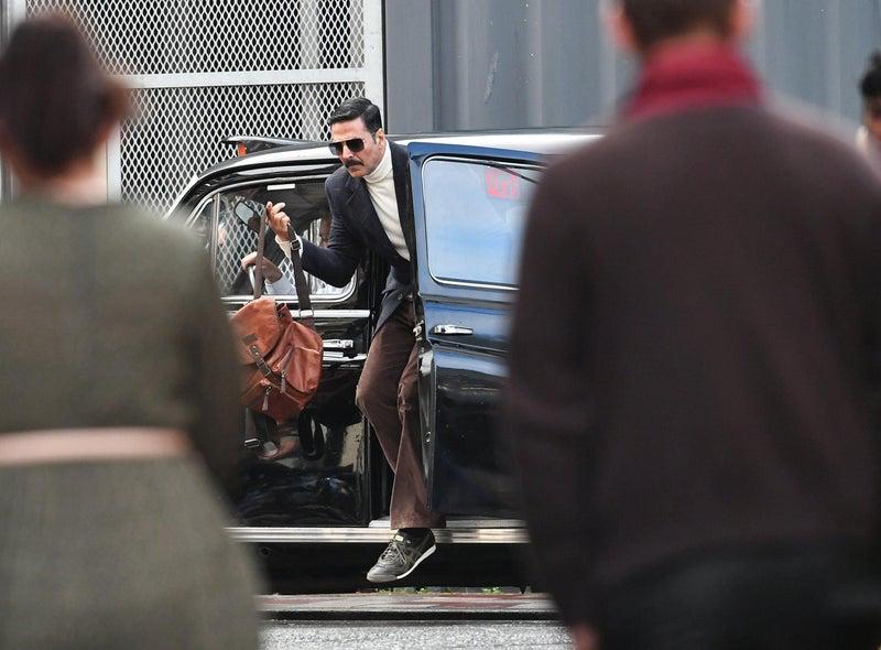 FIRST GLIMPSE... Unveiling the look of #AkshayKumar from spy thriller #BellBottom... Set in 1980s, the film is currently being filmed in #Glasgow... Costars #VaaniKapoor, #HumaQureshi and #LaraDutta... Directed by Ranjit M Tewari... 2 April 2021 release.